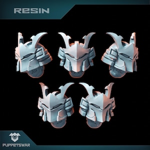 Può includere: Sei elmi da samurai bianchi in resina stampati in 3D con corna. Gli elmi sono in varie posizioni, mostrando le viste frontale, laterale e posteriore.