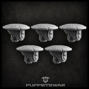 Può includere: Sei modelli di dischi volanti in miniatura di plastica grigia con un design dettagliato. I modelli sono disposti in due file di tre.