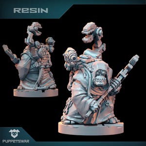 Könnte beinhalten: Eine graue Resin-Miniaturfigur einer Kapuzengestalt mit einem mechanischen Rucksack, der einen Greifarm und eine Waffe aufweist. Die Figur trägt eine Robe, ein bionisches Auge und hält einen stabartigen Gegenstand. Der Text RESIN und PUPPETSWAR ist zu sehen.