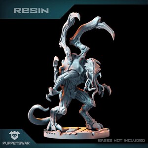 Puede incluir: Miniatura de resina de una criatura monstruosa con torso humanoide, grandes garras y múltiples tentáculos. La figura es de color gris claro y se encuentra sobre una pequeña base rectangular. La palabra "RESIN" está en la parte superior de la imagen.