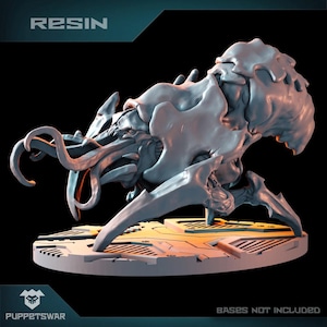 Può includere: Miniatura in resina grigio chiaro di una creatura con arti multipli e una struttura complessa, simile a uno scheletro. La miniatura è su una base circolare con un motivo geometrico. La parola "RESIN" è in alto e "PUPPETSWAR" in basso.