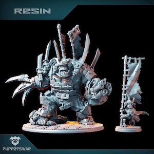 Puede incluir: Una miniatura gris y detallada de una criatura fantástica con un arma grande y una bandera. La criatura lleva armadura y tiene una expresión feroz. La miniatura está sobre una base redonda. La palabra "RESIN" está impresa en la esquina superior izquierda de la imagen.