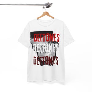 Chemise Deftones Band, style rock vintage pour les fans de métal | T-shirt graphique en niveaux de gris, effet vieilli et avant-gardiste