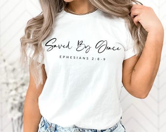Elegantes christliches Zitat | Gerettet durch Gnade | Ästhetischer Bibelvers | Geschenk für Sie | Trendy Christian Mom, Motivation, Jesus T-Shirt