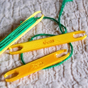 Puede incluir: Un juego de tres cuencos de cerámica anidados en tonos azules, verdes y blancos. Los cuencos presentan un esmalte moteado y un diseño sencillo y moderno. El cuenco más grande mide unos 15 cm de diámetro.