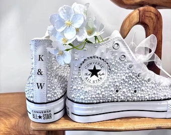 Converse High Top personalizadas con diamantes de imitación plateados y perlas para bodas - Zapatillas de graduación - Zapatos de novia con perlas / Converse High Top personalizadas con brillo