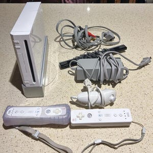 Nintendo Wii Console Lot Controllers and Nunchuck