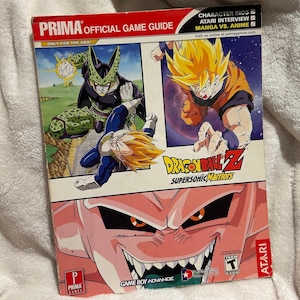 Könnte beinhalten: Ein offizieller Prima-Spieleführer für Dragon Ball Z: Supersonic Warriors. Das Cover zeigt farbenfrohe Illustrationen von Charakteren aus dem Spiel, darunter Cell, Vegeta, Goku und Majin Buu. Der Guide ist für den Game Boy Advance.