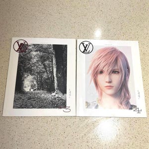 Könnte beinhalten: Zwei Magazine mit einem Schwarzweißfoto eines Waldwegs auf der linken Seite und einem Farbfoto eines pinkhaarigen Anime-Charakters auf der rechten Seite. Die Magazine haben ein rotes und schwarzes "V"-Logo auf der Vorderseite. Das Magazin auf der linken Seite ist mit "#3" und das Magazin auf der rechten Seite mit "#4" gekennzeichnet.