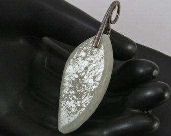 Pendentif en jade de surface usée en forme de feuille (bail en argent)