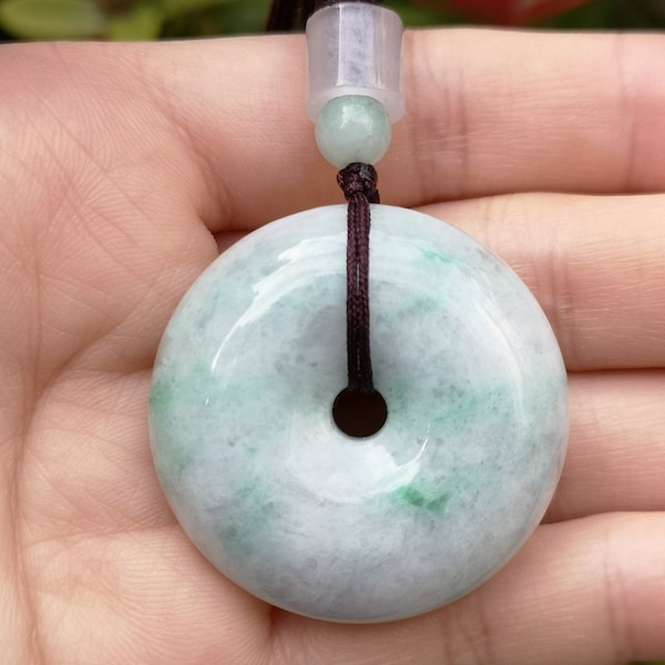 Collier à pendentif donut rond épais de 3,3 cm en jade de couleur claire (chaînes brunes)