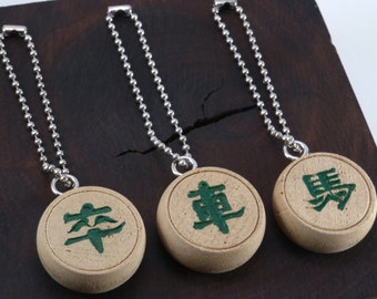 卒/車/馬 groen - Chinese schaakhouten bedel met kogelketting oud stuk gerestyled (aanbieding voor één)