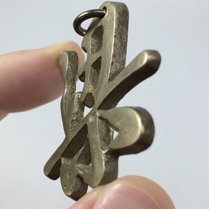 梁 Leung Chinese Surname Old Metallic Charm / Pendant 10g zdjęcie 7