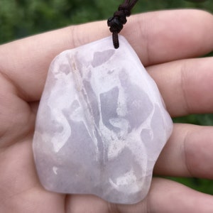 Jade Abstract Form Charm carved along cracks brown string zdjęcie 7