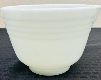 Hamilton Beach, Pyrex Ribbed Mixing Bowl with Pour Spout. White Milk Glass