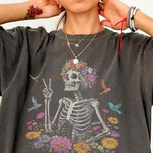 Skelet vredesteken bloem shirt bloemen skelet T-shirt Boho Halloween Tee hippie schedel grafisch shirt dag van de doden retro skelet shirt