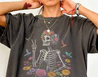 Skeleton Peace Sign Flower Shirt Floral Skeleton T-Shirt Boho Halloween Tee Hippie Skull Graphic Shirt Day of the Dead Retro Skeleton Shirt