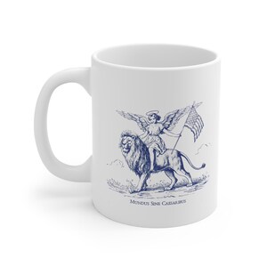 Puede incluir: Taza de cerámica blanca con una ilustración azul de un ángel montando un león que sostiene una bandera estadounidense. El texto "MUNDUS SINE CAESARIBUS" está impreso debajo de la imagen.