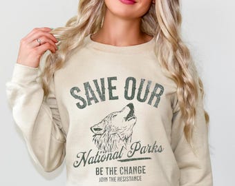 Sudadera "Salven nuestros parques nacionales" Sudadera política sutil de lobo aullador FDT anti maga multimillonario doge Yosemite Resista los parques por encima de las ganancias