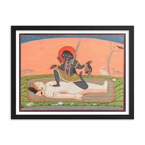 Puede incluir: Una pintura que representa a una deidad hindú, Kali, con un traje negro y dorado, de pie sobre una figura blanca. Kali sostiene una espada y una cabeza cortada. El fondo es una escena de puesta de sol con un cielo rojo y hierba verde.