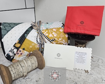 Edredón floral Chevron hecho a mano para bebés y niños pequeños con respaldo suave. Personalización disponible.