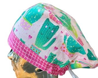Gorros quirúrgicos con cola de caballo hechos a mano, con diseño de gatos cactus en rosa claro y visera en contraste, gorros quirúrgicos de gato para mujer, gorro quirúrgico de animales, gorro quirúrgico de duendecillo