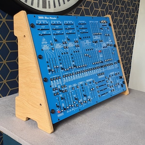 Behringer 2600 Blue Marvin Grey Meanie - eikenfineer dubbele hoekstandaard van Synths And Wood