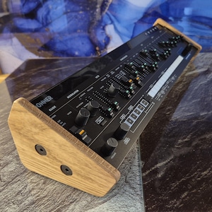 Solid Oak 30 Degree Synth Stand for Donner L1 – Handmade by Synths and Wood UK