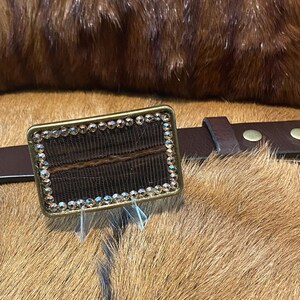 Western Cowgirl Schnalle mit Eidechse mit honigfarbenen Strasssteinen.