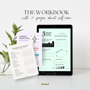 Op de afbeelding: Een digitaal werkboek met een groene en witte omslag met de tekst "The Workbook with 30 pages about self care". Het werkboek bevat een pagina met een tabel met de titel "Energy recovery plan" en een pagina met een tabel met de titel "5 Minutes Vitality Journal".