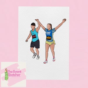 Op de afbeelding: Illustratie van twee mensen die een raceoverwinning vieren. De een draagt een blauw tanktop en een zwarte korte broek, de ander een blauwe en gele top en korte broek. Beide hebben startnummers. Het logo van The Event Sketcher staat in de hoek.