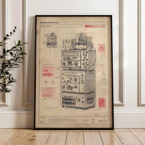 Op de afbeelding: Een ingelijste vintage print met een gedetailleerde blauwdruk van gestapelde audioapparatuur. De print heeft een sepia-tint met rode stempels en technische tekeningen. Het zwarte frame past bij de retro-esthetiek, voor muziekliefhebbers.