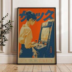 Könnte beinhalten: Gerahmter Kunstdruck mit einer Frau, die ein Vintage-Arcade-Spiel spielt. Das Kunstwerk hat eine Retro-Ästhetik mit einer Frau in einer cremefarbenen Bluse und einem dunklen Rock. Der Hintergrund ist orange mit blauem japanischem Text.