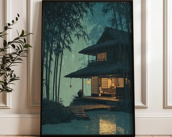 Può includere: Una stampa incorniciata di una casa in stile giapponese in una foresta di bambù piovosa. La casa ha un design tradizionale con un tetto di tegole e finestre di carta. Uno stagno riflette la calda luce dall'interno. L'opera d'arte è nei toni del verde, del blu e del marrone.