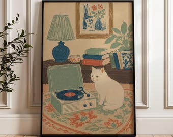 Può includere: Una stampa artistica incorniciata raffigurante un gatto bianco seduto su un tappeto floreale accanto a un giradischi portatile. Lo sfondo mostra un tavolo con una lampada blu, libri, una ciotola, una pianta e un quadro floreale alla parete.