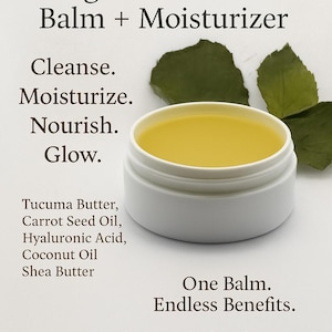 Może przedstawiać: Biały słoik wypełniony żółtym balsamem, oznaczony jako "Organic Cleanser Balm + Moisturizer". Obraz zawiera tekst z takimi składnikami jak masło Tucuma i masło Shea oraz frazy takie jak "Oczyścić, Nawilżyć, Odżywić, Rozświetlić."