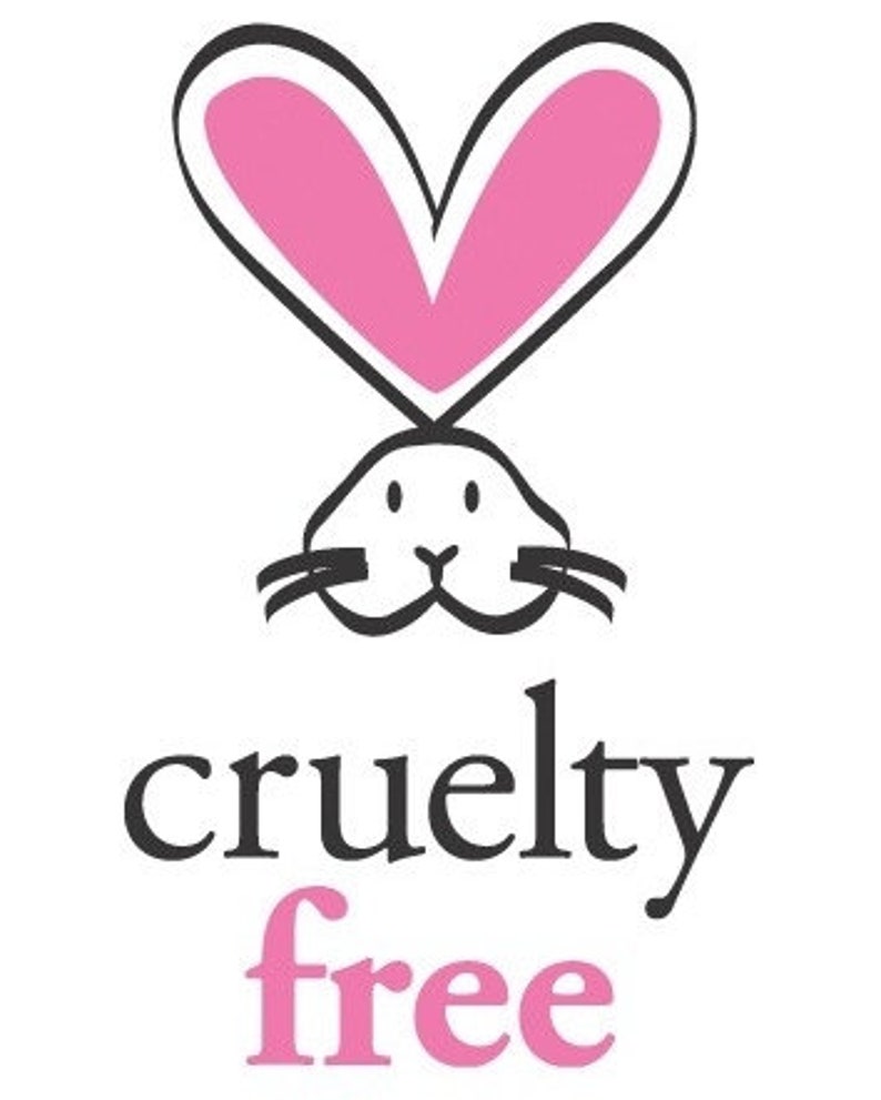 Puede incluir: Una ilustraci&oacute;n en blanco y negro de un conejo con un coraz&oacute;n rosa como orejas. El texto "cruelty free" est&aacute; debajo del conejo, con "free" en rosa.