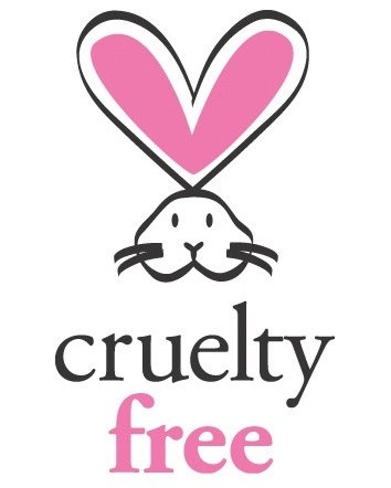 Pu&ograve; includere: Un'illustrazione in bianco e nero di un coniglio con un cuore rosa sopra la testa. Il testo "cruelty free" &egrave; sotto il coniglio, con "free" in rosa.