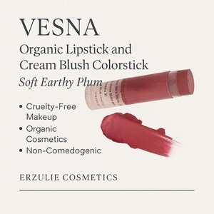 K&ouml;nnte beinhalten: Ein rosa-wei&szlig;es R&ouml;hrchen mit Lippenstift und Creme Rouge namens "VESNA Soft Earthy Plum" von ERZULIE COSMETICS. Das Produkt ist tierversuchsfrei, biologisch und nicht komedogen.