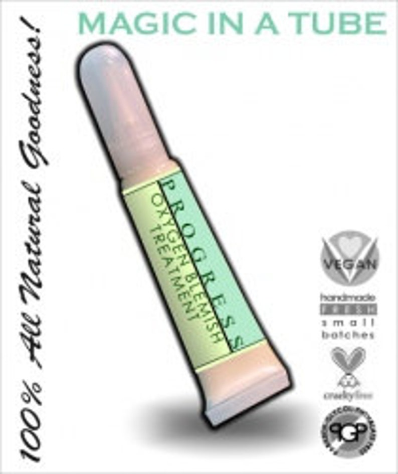 Pu&ograve; includere: Un tubo bianco con un'etichetta verde che recita "PROGRESS OXYGEN BLEMISH TREATMENT". Il tubo &egrave; etichettato "100% All Natural Goodness!" e "MAGIC IN A TUBE". L'etichetta include anche un logo vegano, un logo fatto a mano e un logo cruelty-free.