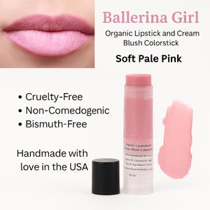 Puede incluir: Un colorete en crema rosa en un tubo giratorio con el nombre de la marca "Ballerina Girl" y el texto "Organic Lipstick and Cream Blush Colorstick" y "Soft Pale Pink". El tubo es de 1,5 oz y el producto es libre de crueldad, no comedog&eacute;nico y sin bismuto. Est&aacute; hecho a mano con amor en los Estados Unidos.