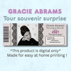 Op de afbeelding: Een rechthoekig concertticket-sjabloon met de tekst GRACIE ABRAMS Tour souvenir surprise. Het ontwerp bevat een zwart-witportret, sterillustraties, zwarte kanten randen, een streepjescode en evenementdetails voor The Look at My Life Tour 2027 in Londen op 4 mei 2027.