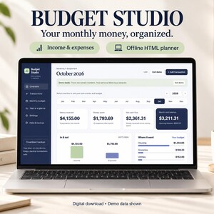 Op de afbeelding: Een laptopscherm met de interface van de Budget Studio persoonlijke financiële software voor oktober 2026. Het dashboard toont inkomsten, uitgaven, kasstroom en maandelijkse saldi naast een staafdiagram en categorieoverzicht.