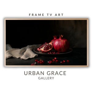 Peut inclure: Une photographie de nature morte sur fond sombre avec un plat en argent contenant deux grenades entières et une moitié de grenade. Les grenades sont rouges et les graines sont visibles. Le plat est posé sur une surface sombre avec des graines de grenade éparpillées.
