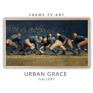 Puede incluir: Pintura enmarcada de estilo vintage que representa un partido de fútbol americano. Jugadores con uniformes azules y beiges se concentran en el balón sobre un campo verde. La obra tiene una estética oscura, con el texto "FRAME TV ART" y "URBAN GRACE GALLERY".