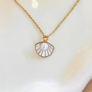 Pearl Shell Necklace Gold Seashell Jewelry Gift for Women Dainty Minimalist Ocean Necklace Beach Theme Gift Idea Coastal Jewelry for Her