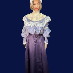 Renaissance-Inspired Gown with Elegant Lace and Embroidery