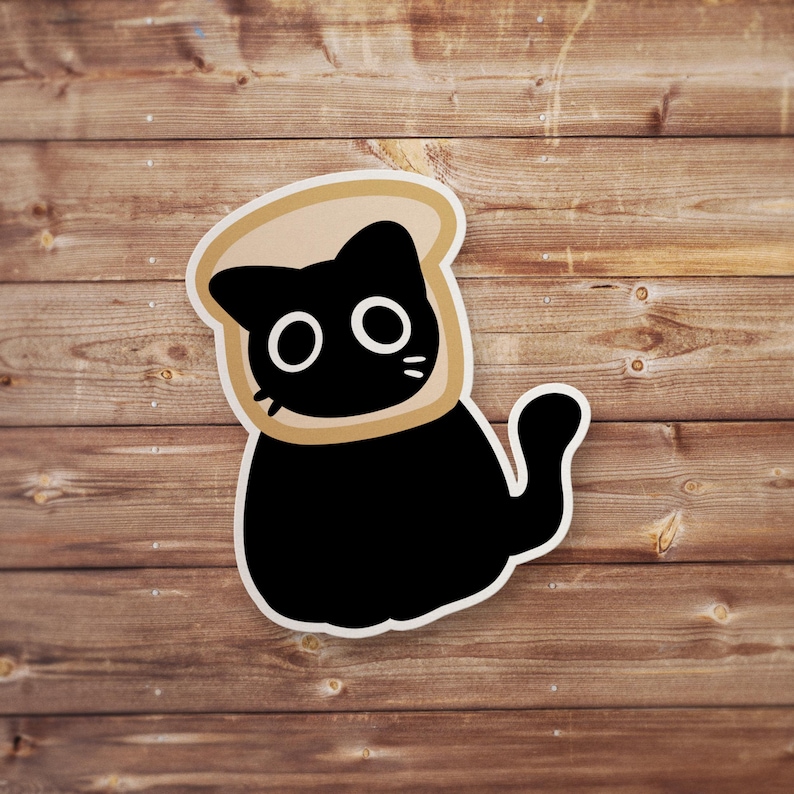 Pu&ograve; includere: Un gatto nero che indossa un costume di pane marrone. Il gatto guarda a sinistra con un'espressione sorpresa. Il gatto &egrave; seduto su uno sfondo di legno.