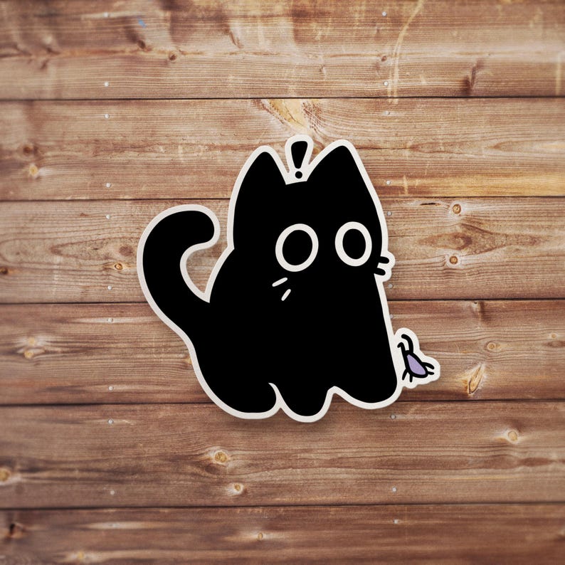 Pu&ograve; includere: Un adesivo di gatto nero con occhi grandi e un punto esclamativo sopra la testa. Il gatto guarda a destra e ha un piccolo adesivo di insetto accanto a lui.
