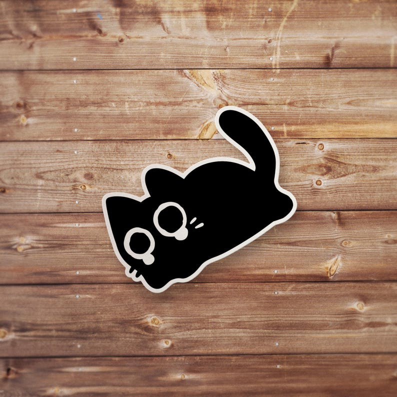 Pu&ograve; includere: Sticker in bianco e nero di un gatto dei cartoni animati con occhi grandi. Il gatto &egrave; sdraiato sulla schiena con le zampe in aria.